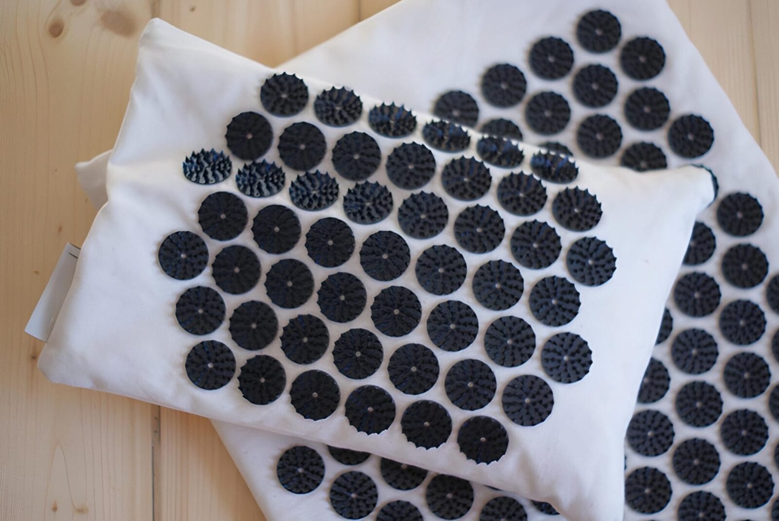 Mata do&nbsp;akupresury – czy&nbsp;poza kłuciem, robi coś jeszcze?